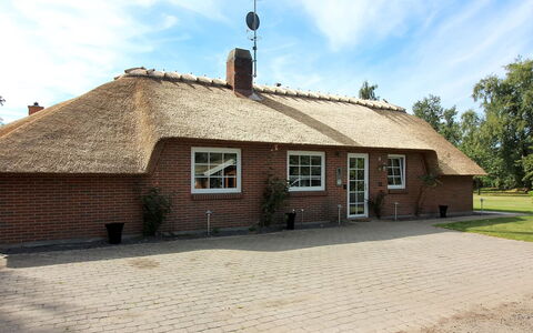 Erra - 250M from the Sea: Træ, Hus, Sommerhus, Hjem, Tag, Landdistrikt, Sidespor, Bjælkehytte, Garden Bygninger, Hårdttræ