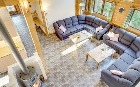 Dora - 180M from the Sea: Træ, Gulvbelægning, Couch, Etage, Indretning, Stue, Loft, Værelse, Hårdttræ