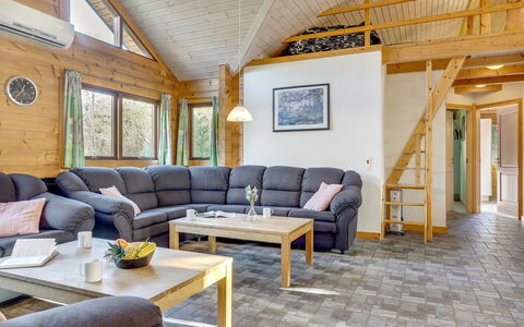 Dora - 180M from the Sea: Træ, Loft, Indretning, Gulvbelægning, Møbel, Couch, Etage, Hjem, Stue, Hårdttræ