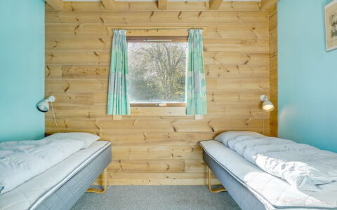 Dora - 180M from the Sea: Træ, Soveværelse, Etage, Seng, Gulvbelægning, Loft, Hjem, Bejdse, Bed Frame, Sengetøj