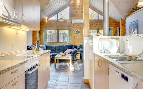 Dora - 180M from the Sea: Træ, Loft, Indretning, Køkken, Countertop, Værelse, Håndvask, Sommerhus, Stue, Couch