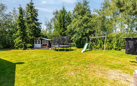 Gabi - 700M from the Sea: Græs, Busk, Hus, Have, Hjem, Sommerhus, Land Lot, Lawn, Bunddække