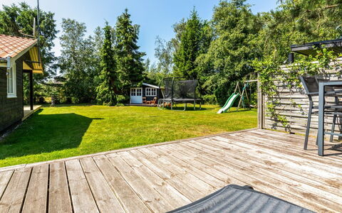 Gabi - 700M from the Sea: Græs, Busk, Hus, Have, Hjem, Sommerhus, Land Lot, Lawn, Bunddække