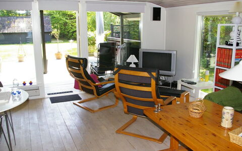 Gyri - 800M from the Sea: Vegetationen, Busk, Forår, Sommerhus, Have, Skygge, Backyard, Gård, Stol