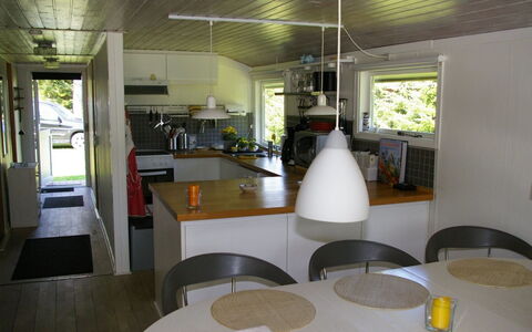 Gyri - 800M from the Sea: Vegetationen, Busk, Forår, Sommerhus, Have, Skygge, Backyard, Gård, Stol