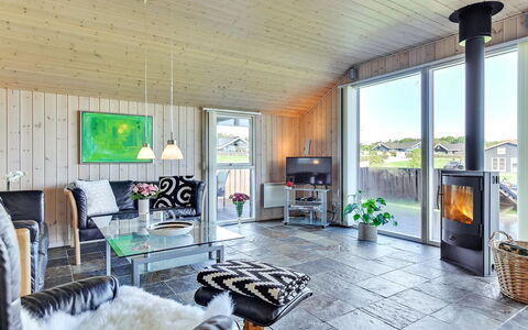 Alexis - 250M from the Sea: Træ, Hjem, Sommerhus, Loft, Stue, Couch, Bjælkehytte, Lysarmatur, Hårdttræ