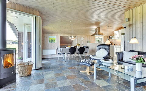 Alexis - 250M from the Sea: Hjem, Gulvbelægning, Sommerhus, Stol, Flise, Naturmateriale, Hårdttræ, Stue, Stueplante, Trægulve