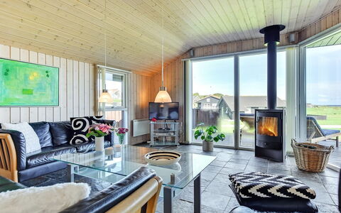 Alexis - 250M from the Sea: Hjem, Sommerhus, Loft, Stue, Bjælkehytte, Hårdttræ, Lysarmatur, Stol, Garden Bygninger