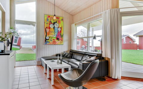 Helga - 100M from the Sea: Hus, Sommerhus, Tag, Garden Bygninger, Skygge, Skur, Backyard, Udendørs Møbler, Gård, Lawn