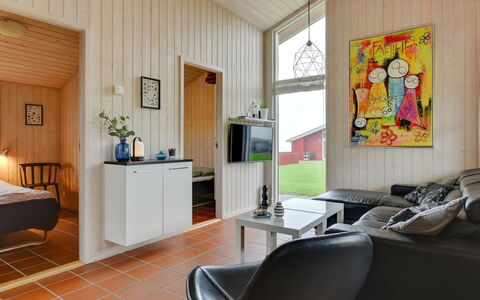Helga - 100M from the Sea: Træ, Indretning, Gulvbelægning, Etage, Loft, Værelse, Møbel, Trægulve, Stue, Dør