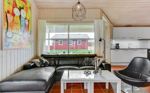 Helga - 100M from the Sea: Indretning, Træ, Couch, Gulvbelægning, Loft, Stue, Møbel, Etage, Værelse