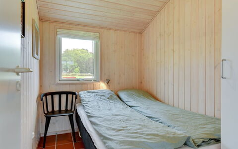 Helga - 100M from the Sea: Væg, Træ, Soveværelse, Etage, Gulvbelægning, Loft, Seng, Sengetøj, Indretning, Bed Frame