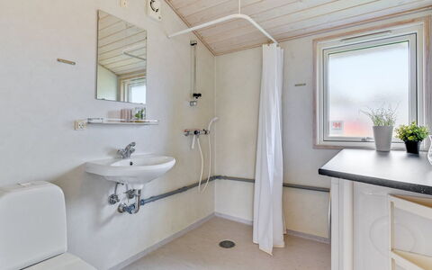 Helga - 100M from the Sea: Sanitærarmatur, Gulvbelægning, Etage, Loft, Indretning, Tap, Vvs, Håndvask, Badeværelse, Hjem