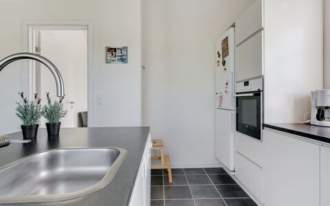 Hathulf - 700M from the Sea: Køkken, Countertop, Køkken Apparat, Gulvbelægning, Indretning, Større Bandage, Cabinetry, Etage, Køkkenvask, Sanitærarmatur