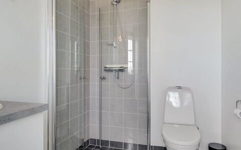 Hathulf - 700M from the Sea: Væg, Gulvbelægning, Badeværelse, Sanitærarmatur, Etage, Toilet, Indretning, Toiletbræt, Vvs, Flise