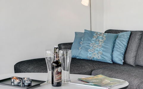 Hathulf - 700M from the Sea: Møbel, Indretning, Stue, Lampeskærm, Couch, Throw Pillow, Hjem, Lampe, Pude, Pude