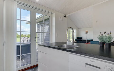 Hathulf - 700M from the Sea: Gulvbelægning, Træ, Etage, Sanitærarmatur, Køkken, Countertop, Indretning, Tap, Håndvask, Cabinetry