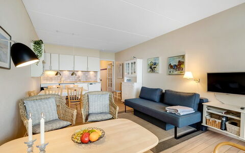 Raimo - 50M from the Sea: Møbel, Indretning, Gulvbelægning, Træ, Etage, Couch, Loft, Værelse, Stue, Bord