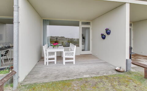 Raimo - 50M from the Sea: Etage, Gulvbelægning, Loft, Beton, Gård, Stol, Skygge, Dagslys, Altan, Landscaping