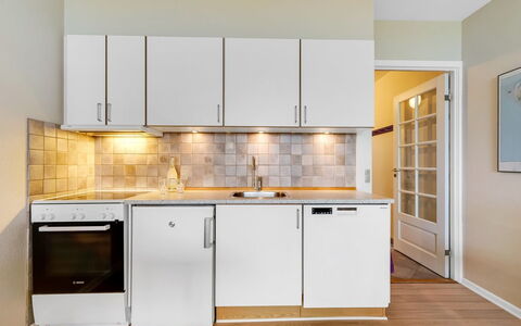 Raimo - 50M from the Sea: Køkken, Køkken Apparat, Større Bandage, Gulvbelægning, Countertop, Træ, Cabinetry, Indretning, Etage, Husholdningsapparat