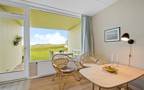 Raimo - 50M from the Sea: Indretning, Møbel, Loft, Værelse, Stol, Stue, Kaffebord, Køkken & Spisebord