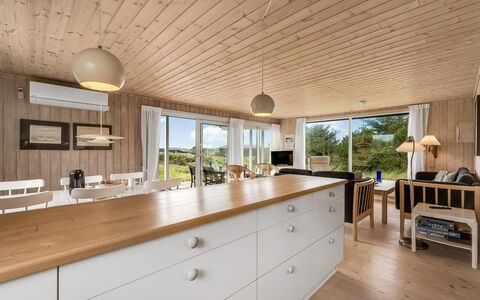 Senta - 200M from the Sea: Træ, Gulvbelægning, Indretning, Køkken, Loft, Countertop, Etage, Møbel, Hjem, Cabinetry