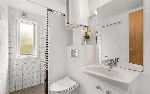 Senta - 200M from the Sea: Badeværelse, Sanitærarmatur, Væg, Indretning, Håndvask, Badeværelsesvask, Gulvbelægning, Toilet, Etage, Toiletbræt