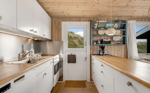 Senta - 200M from the Sea: Køkken, Gulvbelægning, Countertop, Træ, Indretning, Køkken Apparat, Cabinetry, Etage, Møbel, Loft