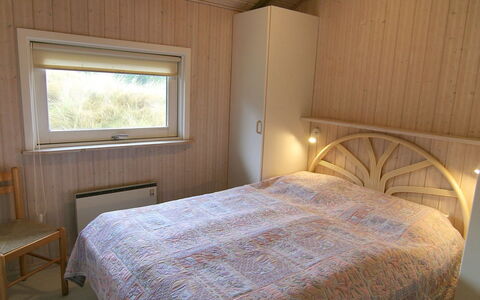 Aasa - 200M from the Sea: Soveværelse, Træ, Seng, Etage, Sengetøj, Loft, Indretning, Gulvbelægning, Sengetøj, Bed Frame