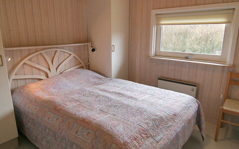 Aasa - 200M from the Sea: Seng, Soveværelse, Sengetøj, Træ, Etage, Sengetøj, Indretning, Gulvbelægning, Loft, Bed Frame