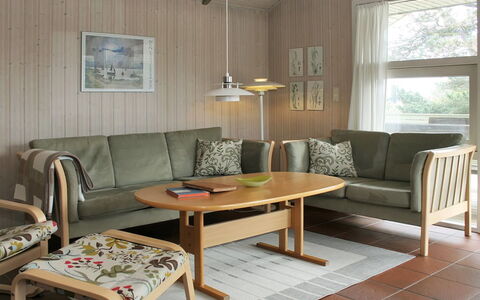 Aasa - 200M from the Sea: Møbel, Træ, Gulvbelægning, Etage, Indretning, Bord, Stue, Kaffebord, Bejdse, Stol