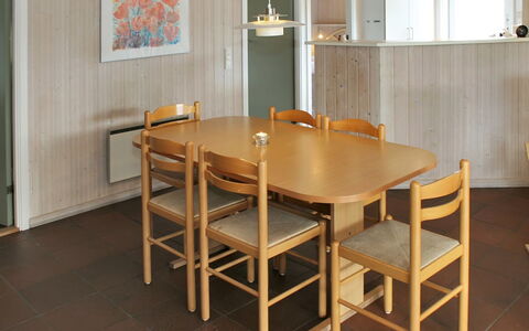 Aasa - 200M from the Sea: Møbel, Gulvbelægning, Etage, Træ, Indretning, Bord, Spisestue, Køkken & Spisebord, Stol, Belysning