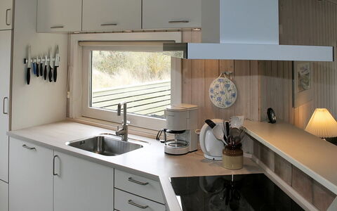 Aasa - 200M from the Sea: Countertop, Køkken, Køkken Apparat, Indretning, Cabinetry, Træ, Gulvbelægning, Sanitærarmatur, Møbel, Håndvask