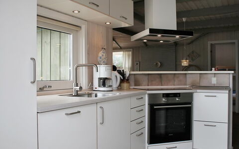 Aasa - 200M from the Sea: Køkken, Køkken Apparat, Countertop, Cabinetry, Indretning, Træ, Gulvbelægning, Større Bandage, Husholdningsapparat, Lysarmatur