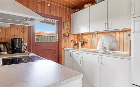 Larsen - 900M from the Sea: Træ, Køkken, Gulvbelægning, Countertop, Etage, Cabinetry, Større Bandage, Loft, Køkken Apparat, Bejdse