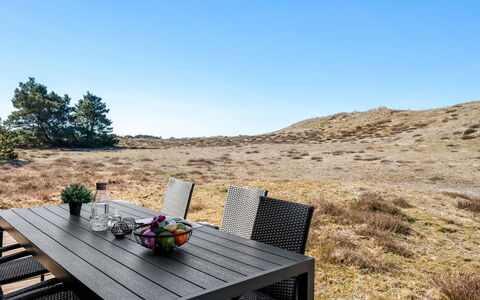 Larsen - 900M from the Sea: Møbel, Bord, Udendørs Møbler, Udendørs Bord, Stol, Køkken & Spisebord, Kaffebord, Hårdttræ, Bejdse, Armlæn