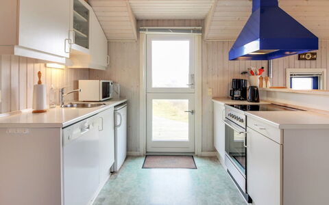 Telia - 250M from the Sea: Træ, Køkken, Større Bandage, Gulvbelægning, Køkken Apparat, Etage, Indretning, Loft, Countertop, Hjem