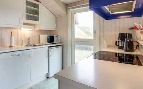 Telia - 250M from the Sea: Træ, Loft, Gulvbelægning, Køkken, Etage, Countertop, Indretning, Sanitærarmatur, Større Bandage, Møbel