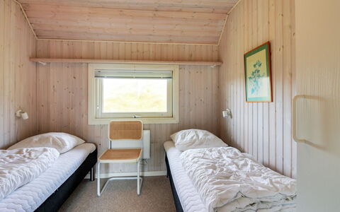 Telia - 250M from the Sea: Træ, Soveværelse, Seng, Sengetøj, Sengetøj, Etage, Indretning, Loft, Bed Frame, Værelse