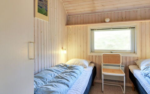 Telia - 250M from the Sea: Seng, Soveværelse, Sengetøj, Træ, Sengetøj, Indretning, Loft, Etage, Gulvbelægning, Bed Frame