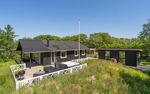 Maik - 1.5Km from the Sea: Busk, Urban Design, Bunddække, Mursten, Lejlighed, Estate, Murværk, Altan, Landscaping