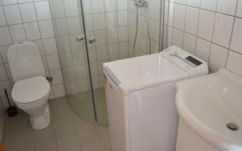 Lorenz - 2.3Km from the Sea: Toiletbræt, Badeværelse, Sanitærarmatur, Toilet, Gulvbelægning, Etage, Indretning, Badeværelsesvask, Håndvask, Vvs