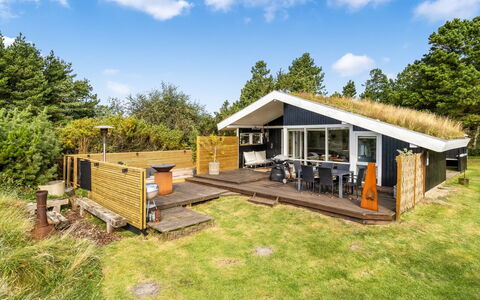 Gilda - 2Km from the Sea: Bygning, Hus, Vindue, Hjem, Tag, Boligområde, Busk, Sommerhus, Land Lot