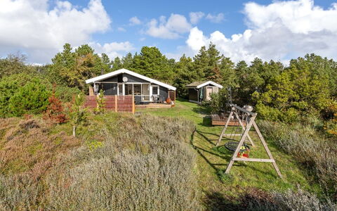 Gilda - 2Km from the Sea: Bygning, Hus, Vindue, Hjem, Tag, Boligområde, Busk, Sommerhus, Land Lot