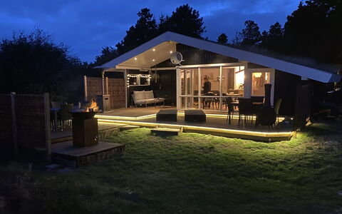 Gilda - 2Km from the Sea: Bygning, Hus, Vindue, Hjem, Tag, Boligområde, Busk, Sommerhus, Land Lot