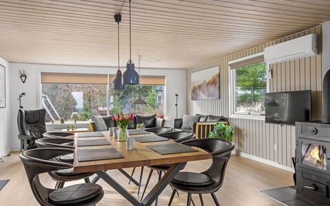 Halfdan - 1.1Km from the Sea: Bygning, Hus, Vindue, Hjem, Tag, Boligområde, Busk, Sommerhus, Land Lot