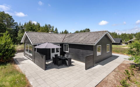 Halfdan - 1.1Km from the Sea: Bygning, Hus, Vindue, Hjem, Tag, Boligområde, Busk, Sommerhus, Land Lot
