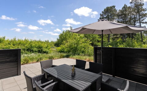 Halfdan - 1.1Km from the Sea: Bygning, Hus, Vindue, Hjem, Tag, Boligområde, Busk, Sommerhus, Land Lot