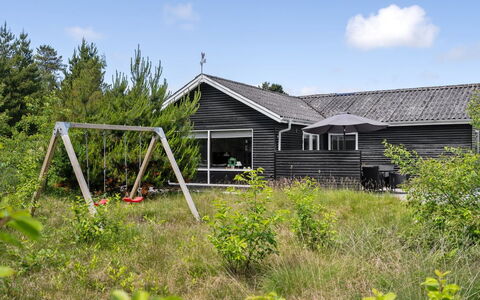 Halfdan - 1.1Km from the Sea: Bygning, Hus, Vindue, Hjem, Tag, Boligområde, Busk, Sommerhus, Land Lot