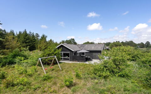 Halfdan - 1.1Km from the Sea: Bygning, Hus, Vindue, Hjem, Tag, Boligområde, Busk, Sommerhus, Land Lot